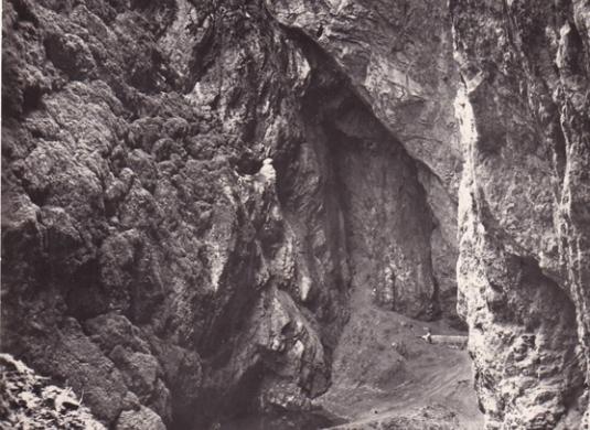 Moravský kras. Propast Macocha. Dolní část „Macošského dómu“ s Horním a Spodním jezírkem a s Jalovým korytem Punkvy (nedatováno)